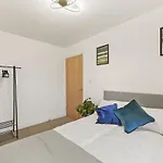 Comfortable 2-Bed Flat, Free Parking, Near Excel