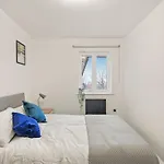 Comfortable 2-Bed Flat, Free Parking, Near Excel