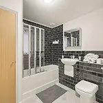 Comfortable 2-Bed Flat, Free Parking, Near Excel