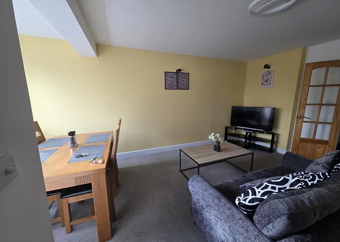 Comfortable 2-Bed Flat, Free Parking, Near Excel