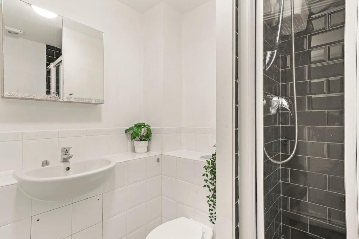 Appartamento Comfortable 2-bed Flat, Free Parking, Near Excel *