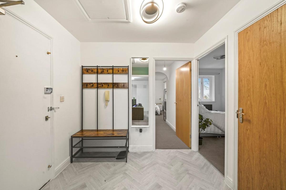 Comfortable 2-bed Flat, Free Parking, Near Excel *