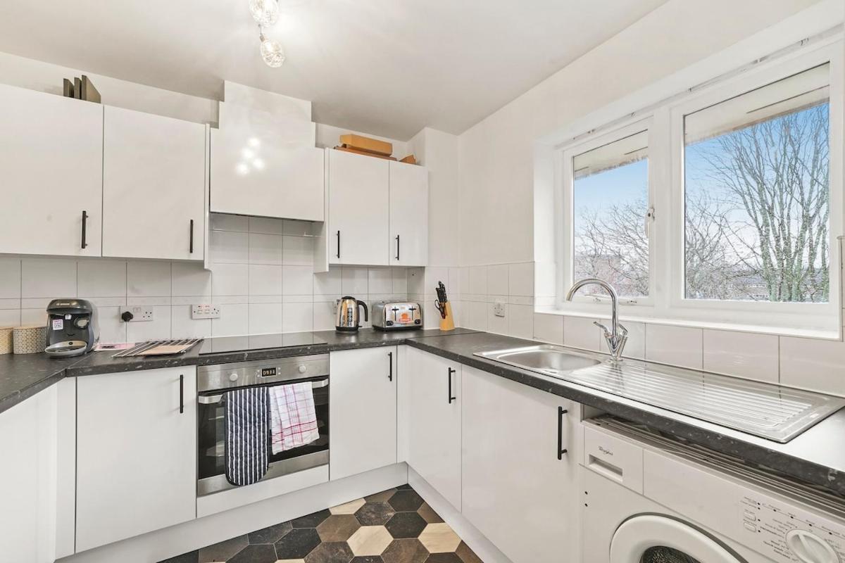 Comfortable 2-bed Flat, Free Parking, Near Excel Appartamento