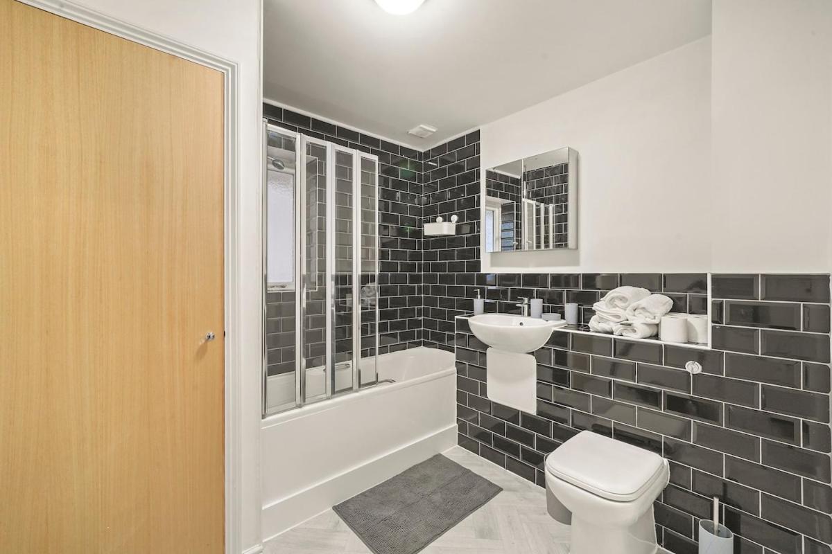 Comfortable 2-bed Flat, Free Parking, Near Excel *