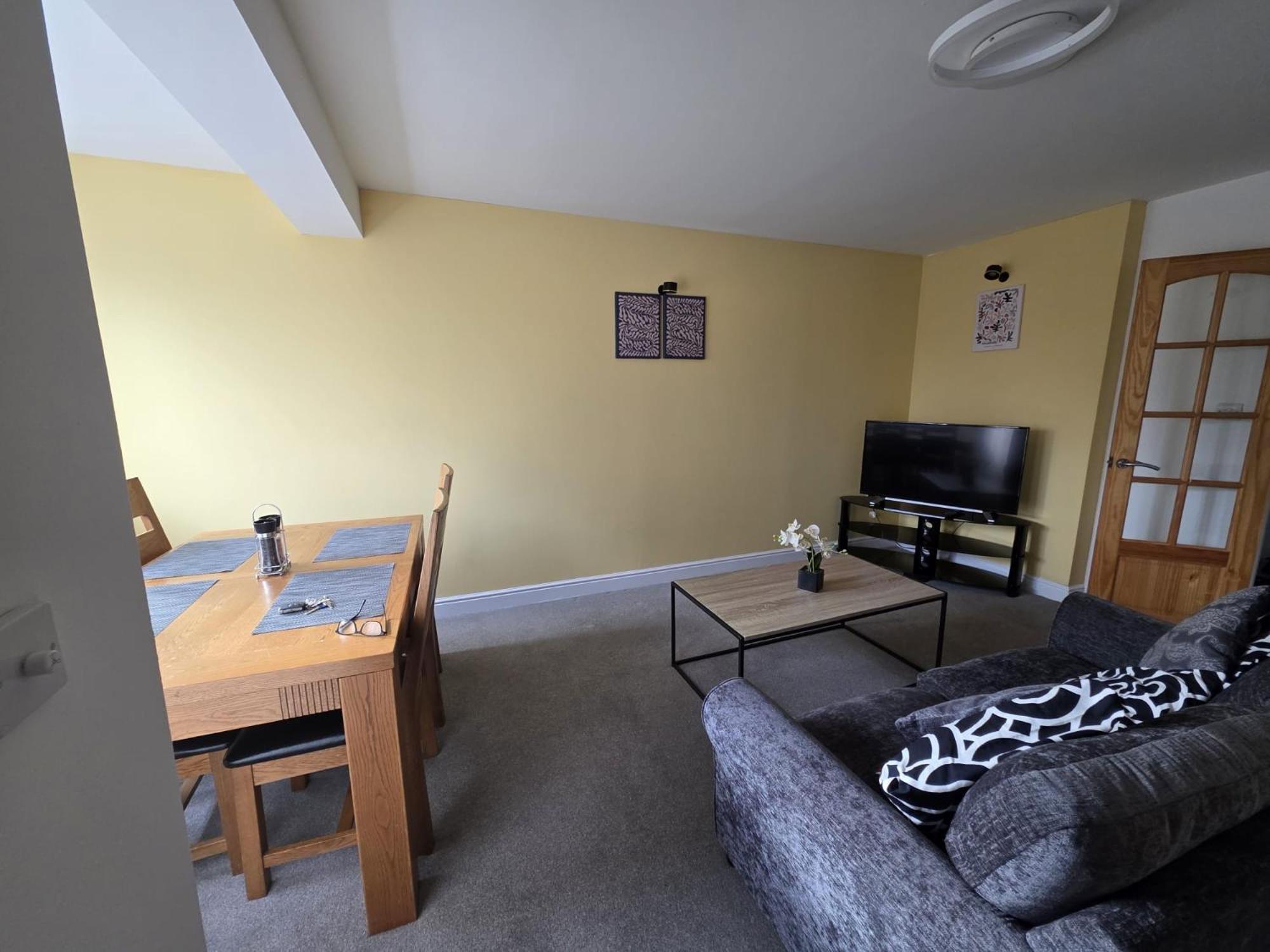 Comfortable 2-bed Flat, Free Parking, Near Excel *