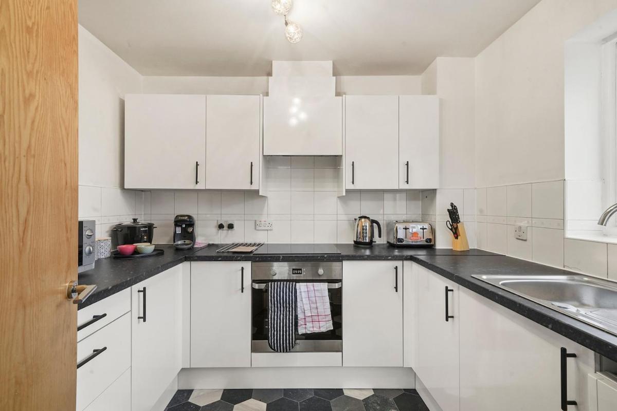 Comfortable 2-bed Flat, Free Parking, Near Excel Apartment *